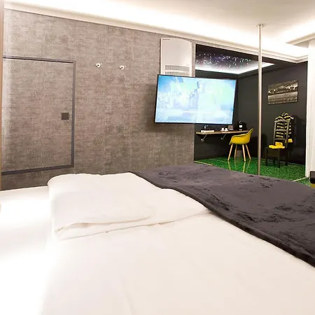 Plaza Design מלון 4*